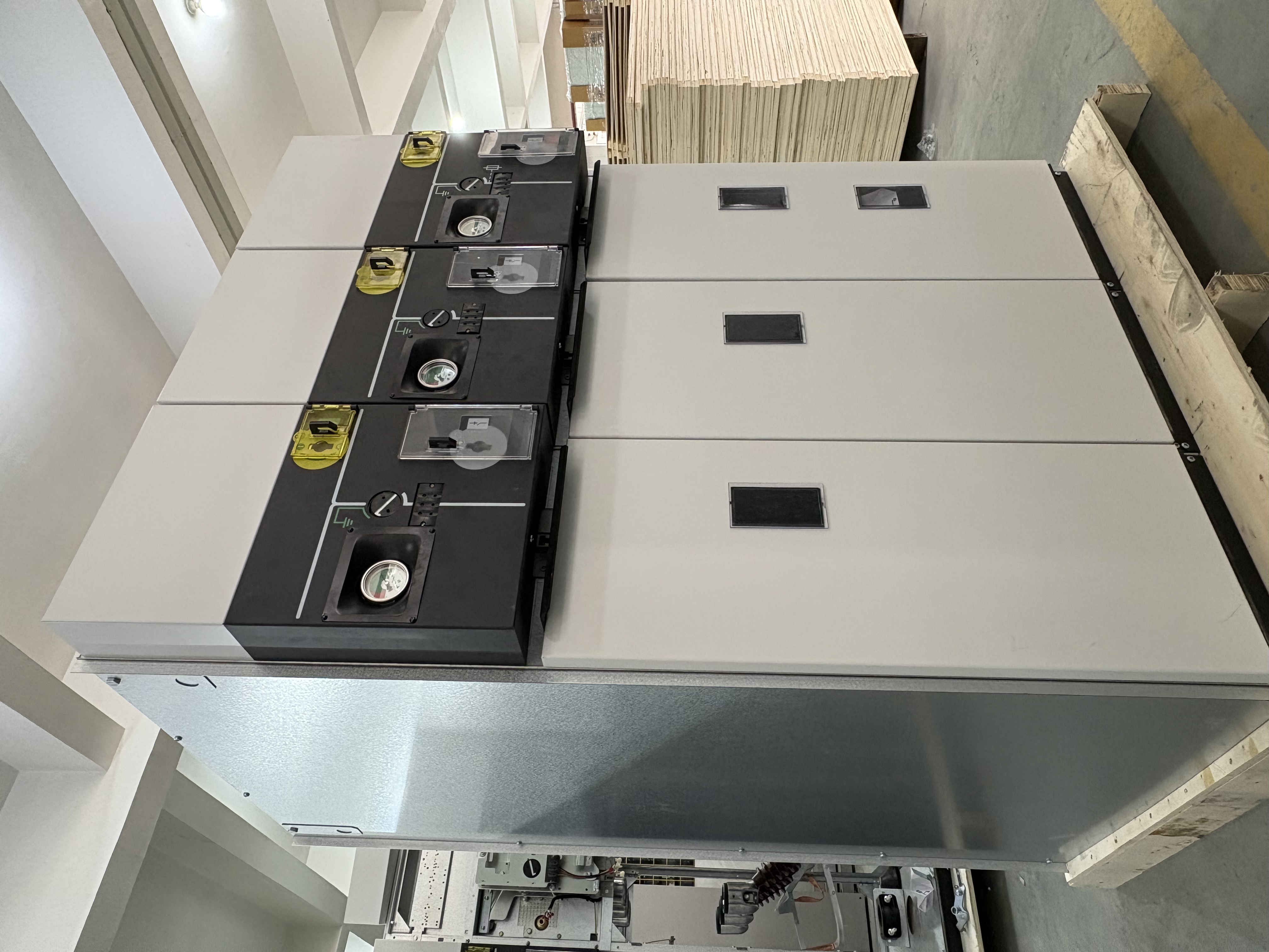 High et humilis voltage switchgearar
